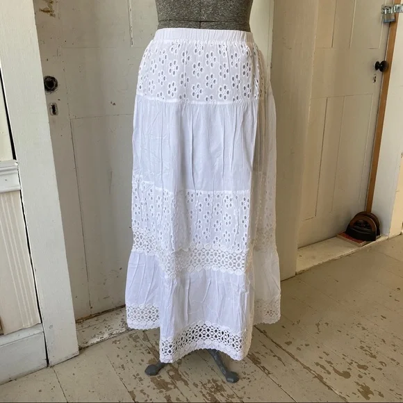 Elegant White Maxi Skirt - Picture 3 of 11
